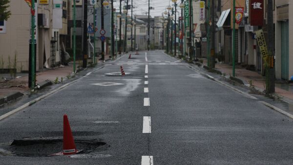 Вид на главную улицу японского поселка Томиока, пострадавшего от землетрясения и аварии на АЭС Фукусима-1 - Sputnik 日本