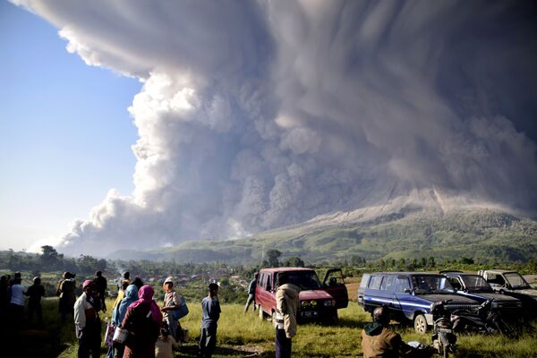 2日に噴火したシナブン山を眺めるスマトラ島の島民 - Sputnik 日本