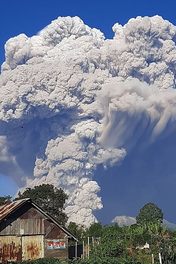 2日に噴火したインドネシア・スマトラ島のシナブン山 - Sputnik 日本