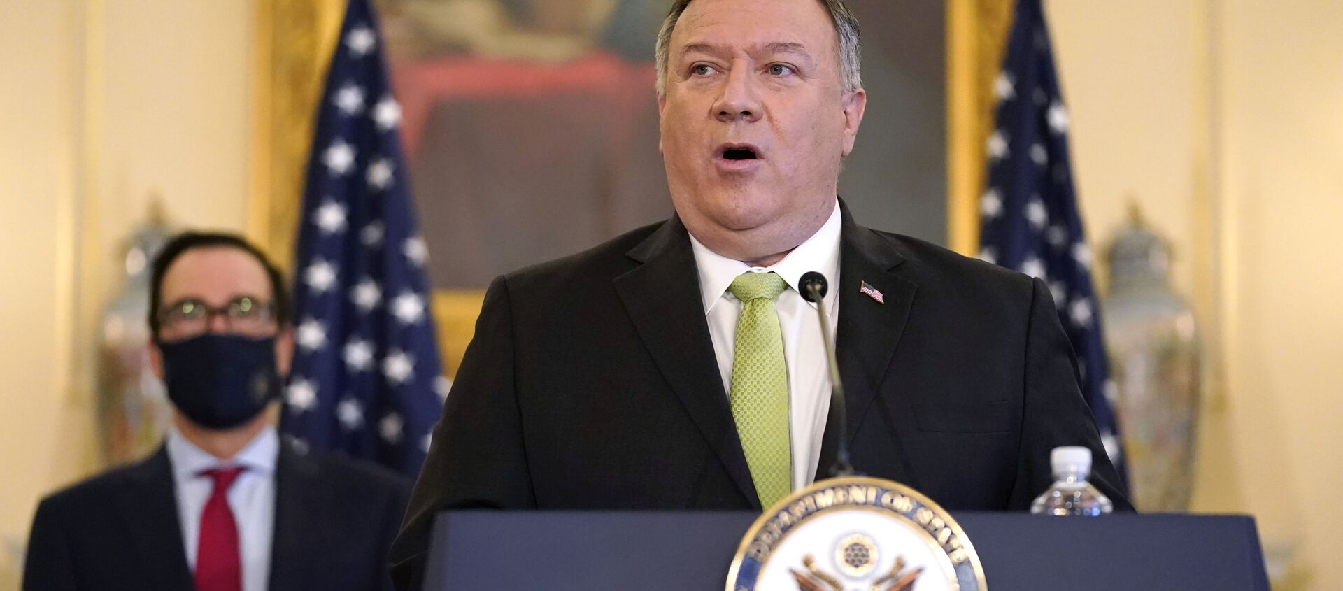 Secretary of State Mike Pompeo speaks during a news conference to announce the Trump administration's restoration of sanctions on Iran, Monday, Sept. 21, 2020, at the U.S. State Department in Washington. Standing behind Pompeo is Treasury Secretary Steve Mnuchin. - Sputnik 日本, 1920, 04.03.2021