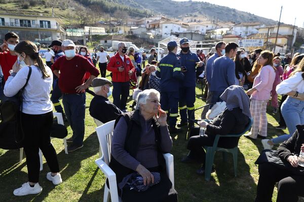 ギリシャ中部・ダマシ村で、地震発生後、サッカー場に集まる地元住民 - Sputnik 日本
