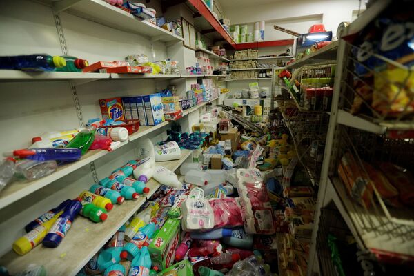 ギリシャ中部のダマシ村で、地震により品物が散乱したスーパーマーケット - Sputnik 日本