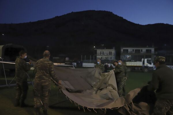 ギリシャ中部・ダマシ村で、地震発生後に軍が設営したテント - Sputnik 日本