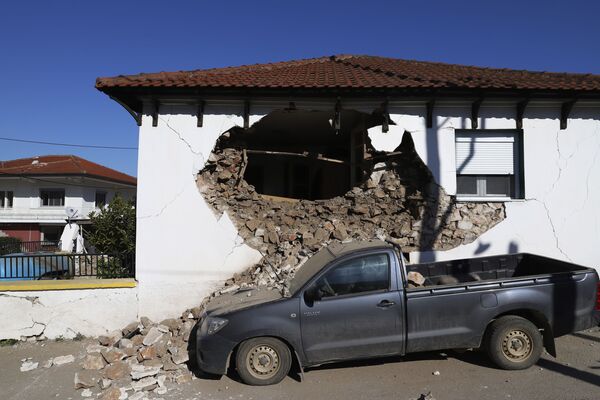 ギリシャ中部・ギダマシ村で、地震により損壊した建物 - Sputnik 日本