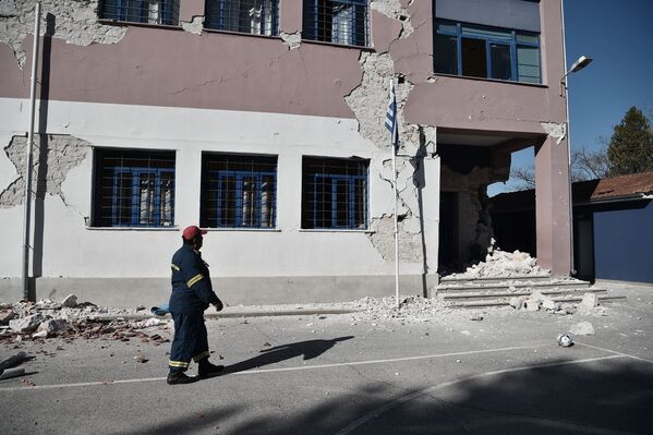 ギリシャ中部・テッサリア地域の村で、地震の被害を受けた学校の前を歩く消防士 - Sputnik 日本
