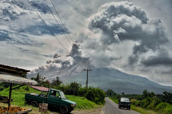 インドネシア・スマトラ島のシナブン山の噴火 - Sputnik 日本