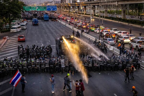 タイ・バンコクの首相公邸前で行われた反政府デモで、水鉄砲でデモ隊を追い払う警察 - Sputnik 日本