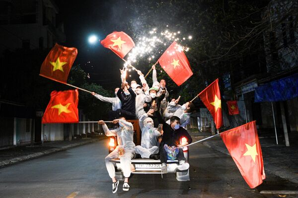 ベトナム・ハイズオン省チーリン市で、34日間におよぶ社会的距離措置の終了を喜ぶ市民ら - Sputnik 日本