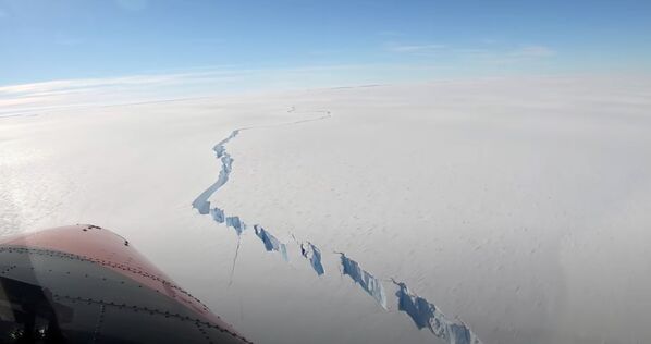 南極のブラント氷棚から分離した巨大な氷山 - Sputnik 日本