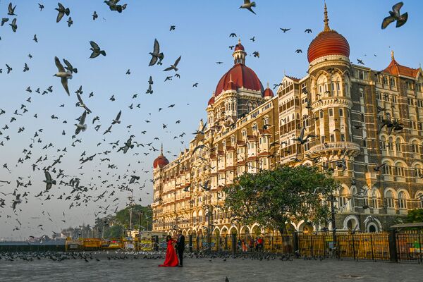 インド・ムンバイの高級ホテル「タージマハル・ホテル」の前で写真撮影をする男女 - Sputnik 日本