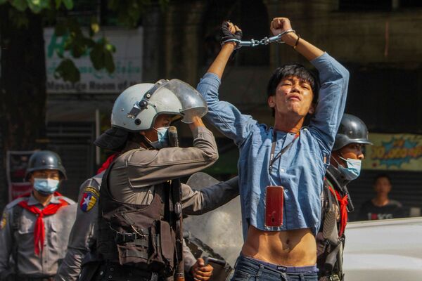 ミャンマー・ヤンゴンで軍のクーデターに対する抗議デモ中、警察に拘束されたデモ隊 - Sputnik 日本