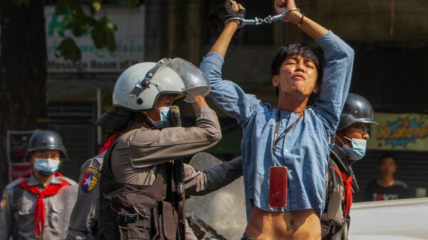 ミャンマーの抗議活動で逮捕される市民 - Sputnik 日本