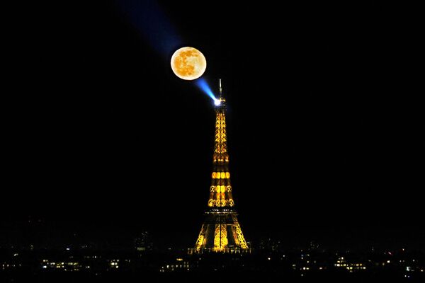 フランス・パリのエッフェル塔上空にのぼる満月「スノームーン」 - Sputnik 日本