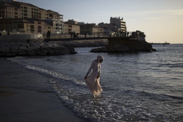フランス・マルセイユのビーチを歩く女性 - Sputnik 日本