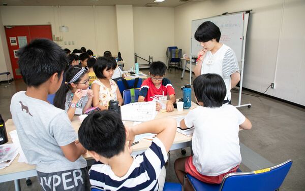 子どもたちに指導する久保田さん - Sputnik 日本