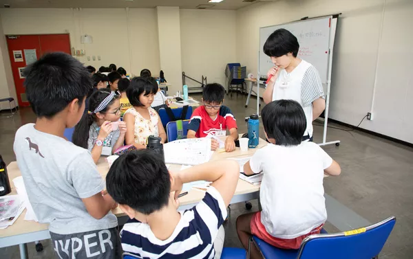 子どもたちに指導する久保田さん 子どもたちに指導する久保田さん - Sputnik 日本