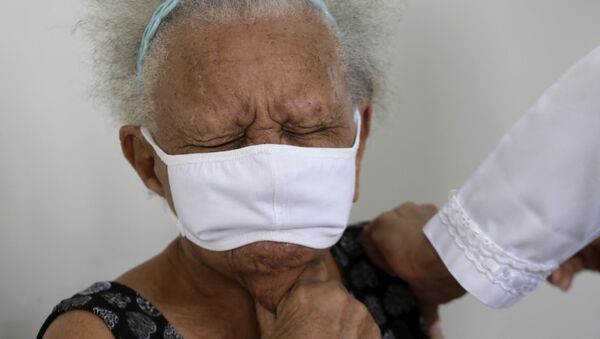 90-летняя Жюстина Батиста во время вакцинации против COVID-19 китайской вакциной Sinovac в Бразилиа, Бразилия - Sputnik 日本