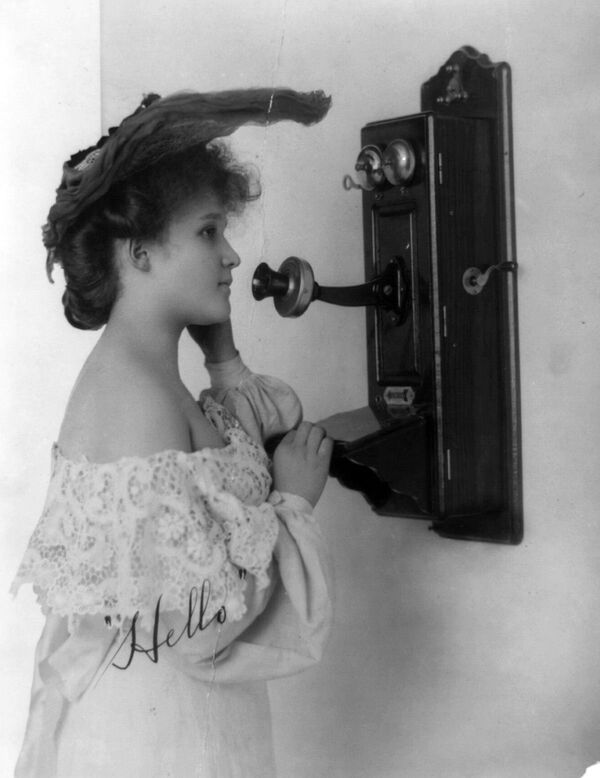 電話で会話をする女性（1905年） - Sputnik 日本