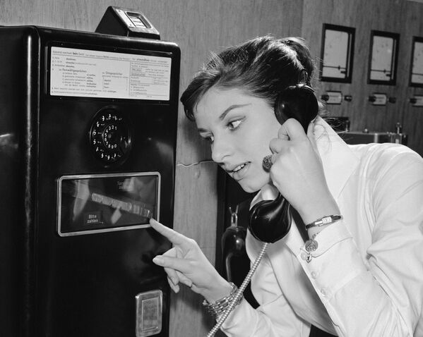 公衆用の新しい長距離ダイヤル電話を使用するドイツ人女性（1957年7月17日） - Sputnik 日本