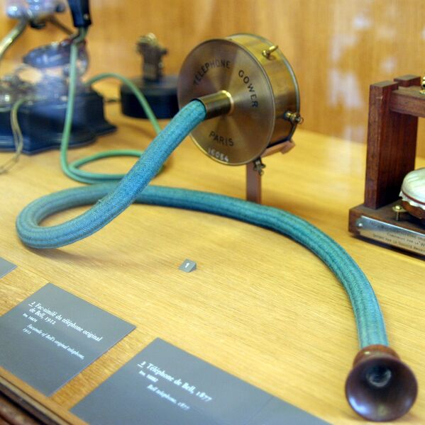 フランスのパリ工芸博物館に所蔵されているアレクサンダー・グラハム・ベル氏の電話機のレプリカ - Sputnik 日本