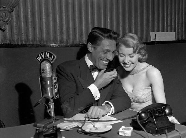 米ニューヨークでラジオ放送中、リスナーと電話で話すフランス人歌手のジャン・サブロン氏（左）。サブロン氏は初めてマイクロフォンを使って歌った歌手とされている（1949年3月16日） - Sputnik 日本