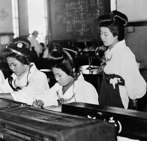 東京中央電話局で電話交換手として働く女性たち（1937年6月28日） - Sputnik 日本
