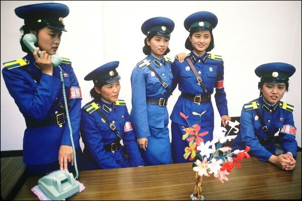 北朝鮮・平壌中心部の警察署で、外国人観光客と電話でやりとりする女性警察官たち（1991年10月） - Sputnik 日本