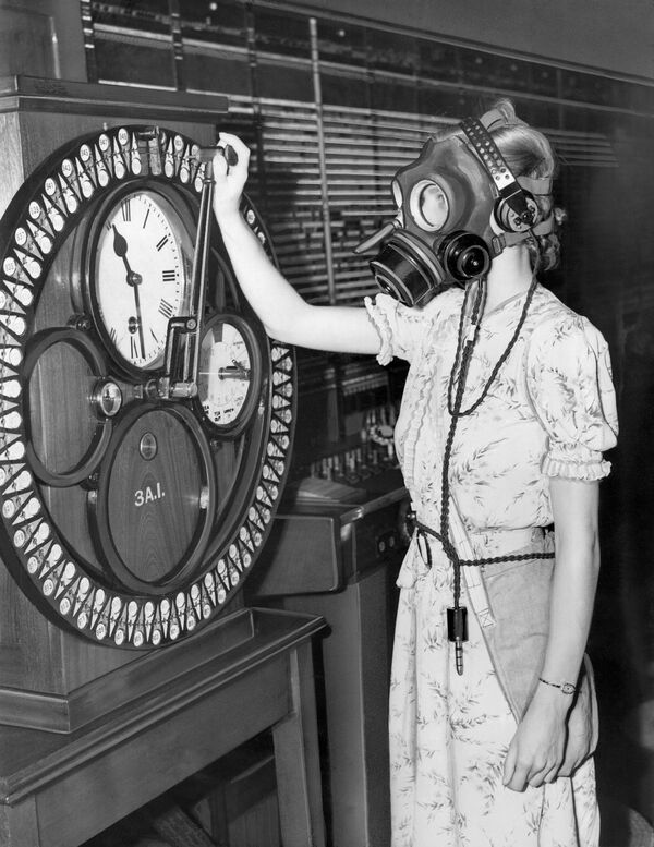 英ロンドンのファラデー・ビル（電話局）でガスマスクを着けて電話のデモンストレーションを行う電話交換手（1938年8月3日） - Sputnik 日本