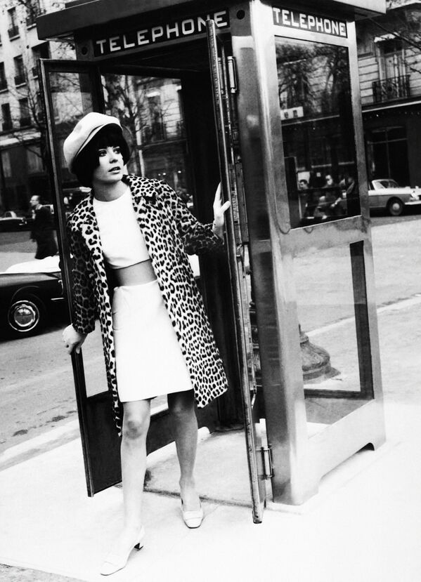フランス・パリのシャンゼリゼ通りで、電話ボックスでポーズをとるモデル（1969年2月17日） - Sputnik 日本