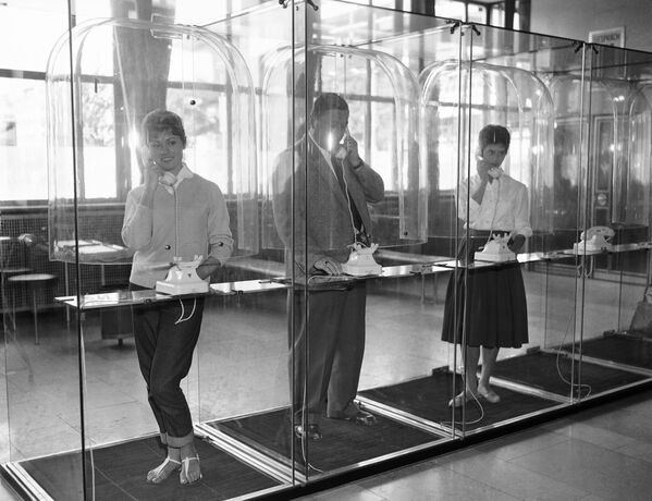 旧西ドイツ・マンハイムの郵便局で、設置された電話ボックスから電話をかける人々（1959年10月8日） - Sputnik 日本