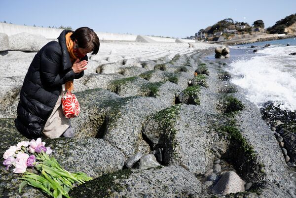 福島県いわき市の海岸で黙とうを捧げる女性（2021年3月11日） - Sputnik 日本