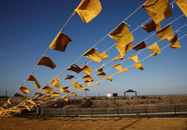 福島県いわき市の「いわき震災伝承みらい館」に掲げられた黄色いハンカチ（2021年3月11日） - Sputnik 日本