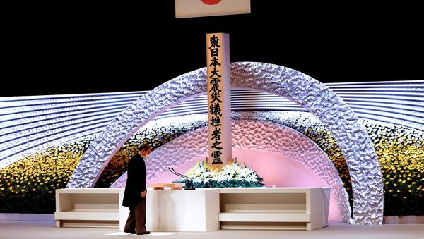 東京都の国立劇場で行われた東日本大震災十周年追悼式で一礼する菅義偉首相（2021年3月11日） - Sputnik 日本