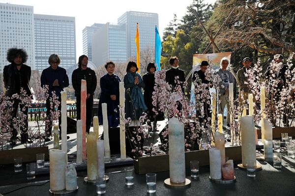東京都千代田区の日比谷公園で行われたイベントで、地震発生時刻の午後2時46分に黙祷を捧げる人々（2021年3月11日） - Sputnik 日本