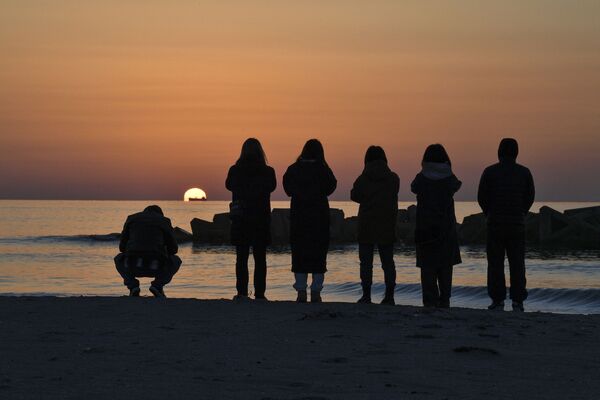 宮城県仙台市・荒浜地区の海岸で、日の出とともに犠牲者に祈りを捧げる人々（2021年3月11日） - Sputnik 日本