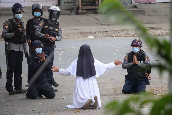 ミャンマー・カチン州で行われたクーデターへの抗議デモで、デモ隊に危害を加えないように警察に嘆願する修道女 - Sputnik 日本