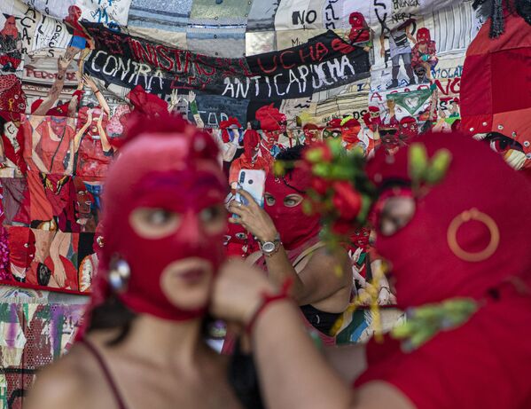 チリ・サンティアゴで8日、国際婦人デーのデモ行進をする女性ら - Sputnik 日本