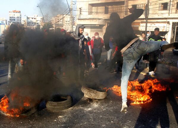 レバノン・シドンで行われた経済危機と通貨暴落に対する抗議デモで、タイヤを燃やして道路を封鎖するデモ隊 - Sputnik 日本