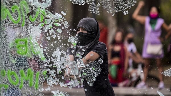 メキシコシティでフェミニズム運動　参加者がデモ行進中に警察官を攻撃 - Sputnik 日本