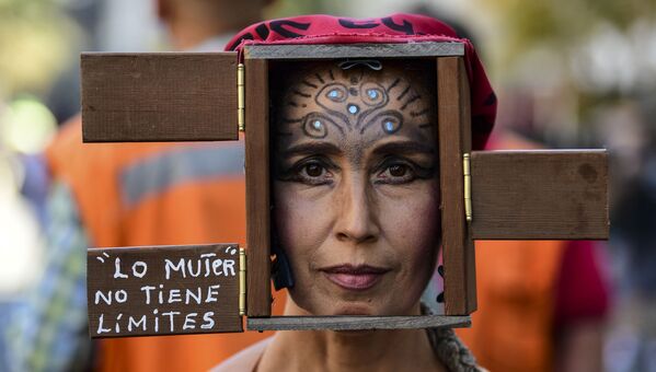 チリ・サンティアゴで行われた国際女性デーを記念したデモに参加した女性 - Sputnik 日本