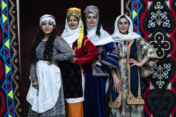 シリア北東部・カミシュリで、伝統的な衣装を着てポーズをとる女性ら - Sputnik 日本