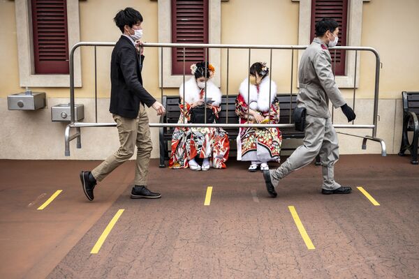 千葉県浦安市の東京ディズニーシーで行われた成人式に、振袖を着て参加する女性ら - Sputnik 日本