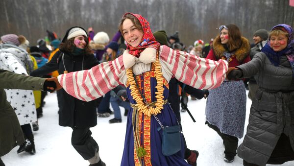 Участники народных гуляний во время празднования Бакшевской Масленицы в Московской области - Sputnik 日本