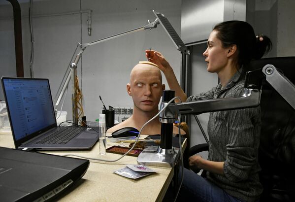人型ロボットの頭部を製作するアレクサンドラ・チェゴダエワ副所長 - Sputnik 日本
