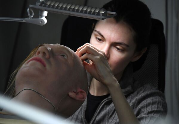 開発研究所で、人工皮膚のサンプルを扱うアレクサンドラ・チェゴダエワ副所長 - Sputnik 日本