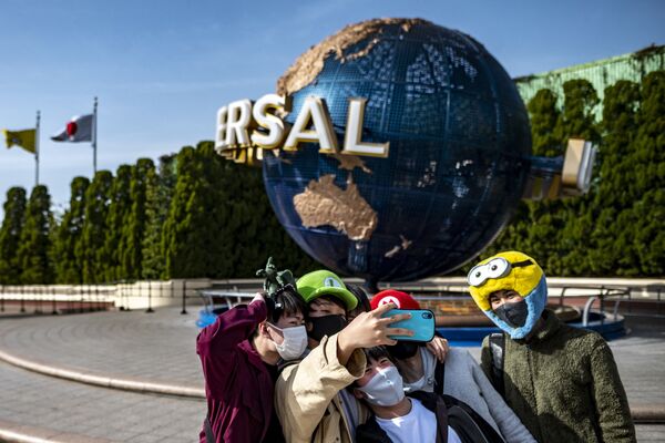 USJのエントランス前で記念撮影をする来園者 - Sputnik 日本