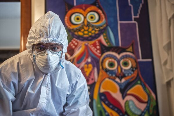 ペルー・リマの民家で、ファイザー／バイオエヌテック社製の新型コロナウイルスのワクチン接種準備をする医療従事者 - Sputnik 日本