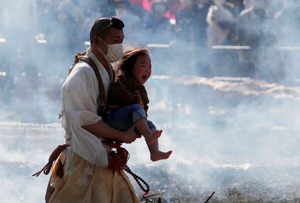 東京都八王子にある高尾山で行われた「火渡り祭り」で、子どもを抱えて歩く僧侶 - Sputnik 日本