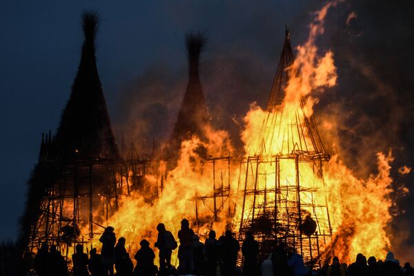 ロシア・カルーガ州のニコラ・レニヴェツ村で、冬を送る伝統的な祭り「マースレニツァ」を祝って焼かれたアートオブジェ - Sputnik 日本