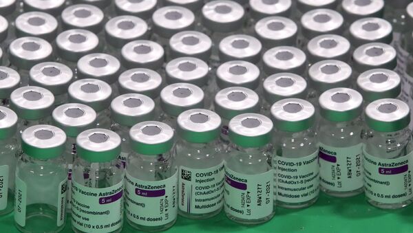 Empty vials of Oxford/AstraZeneca's COVID-19 vaccine are seen at a vaccination centre in Antwerp, Belgium March 18, 2021. REUTERS/Yves Herman - Sputnik 日本